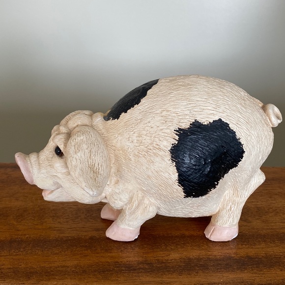 Pig decorative  sculpture 7” x 4 1/2” Prev Owned VG Cond no chips or marks - Picture 1 of 8